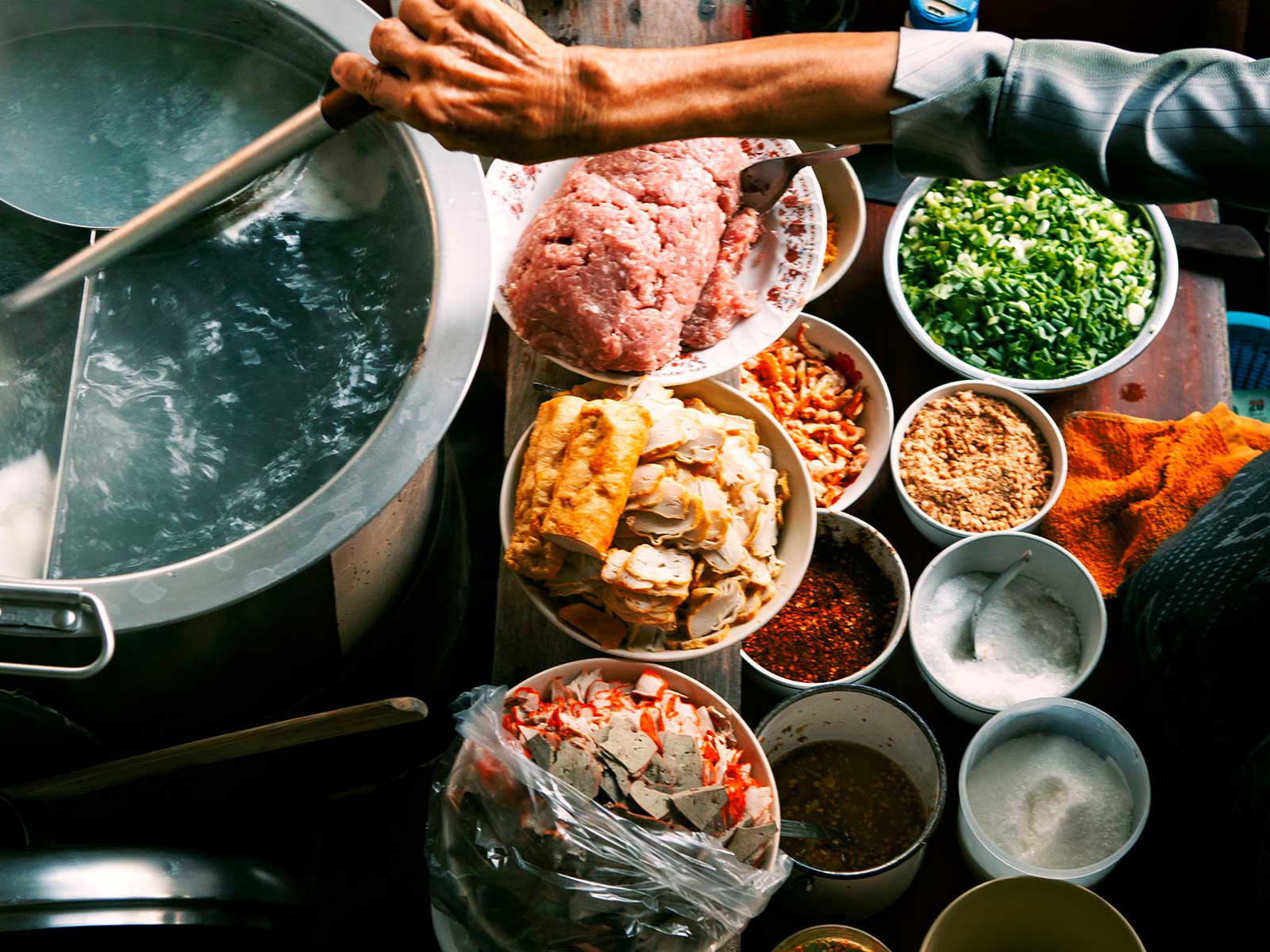 Ob das Steetfood in Bangkok&nbsp;oder spanische Tapas – die Welt lässt sich in Form von Kochbüchern entdecken.