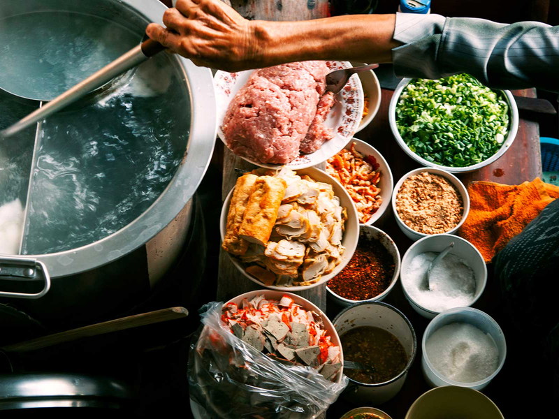 Ob das Steetfood in Bangkok&nbsp;oder spanische Tapas – die Welt lässt sich in Form von Kochbüchern entdecken.