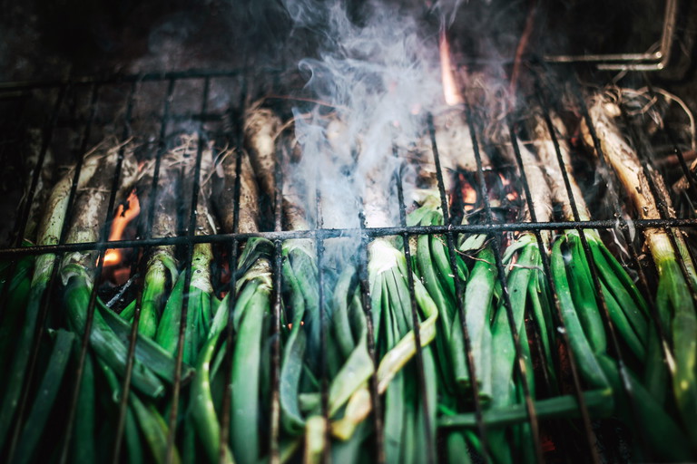Nur die äusseren Blätter verkohlen, das Innere der Gemüsezwiebeln gart sanft. Romesco-Sauce ist der&nbsp;ideale Begleiter&nbsp;für «calçots».