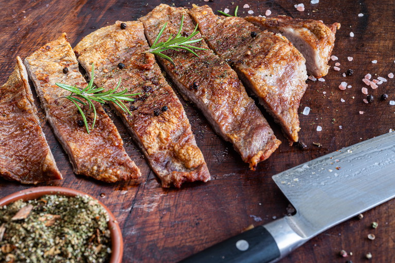 Das Teilstück Secreto vom Ibérico-Schwein hat einen ähnlich zarten Biss wie Filet, ist dank der Marmorierung aber saftiger.