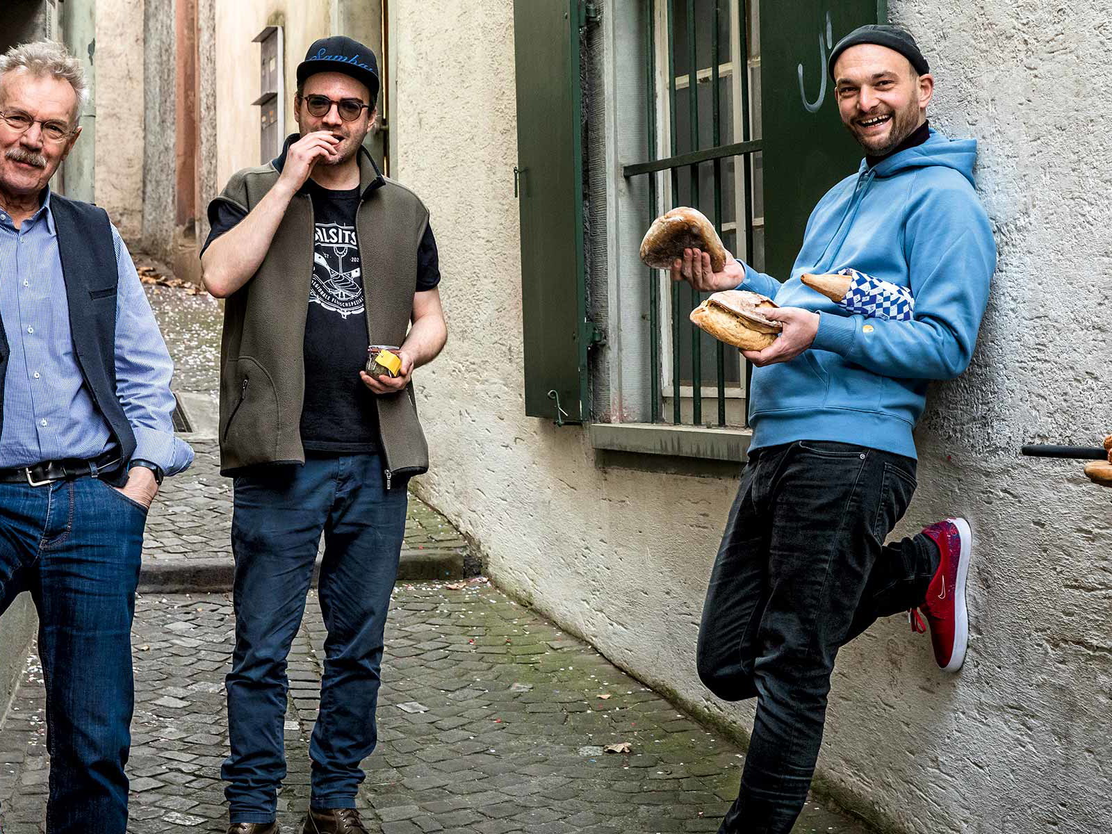 Produzieren alle in der Region (v. l. n. r.): Istvan Akos von der Brauerei Unser Bier, Dennis Banelli von der Wurstmanufaktur Salsitsch, Leon Heinz von der Bäckerei Kult und Timon Bürgin von Salsitsch.