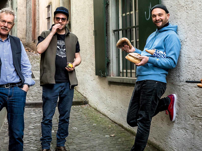 Produzieren alle in der Region (v. l. n. r.): Istvan Akos von der Brauerei Unser Bier, Dennis Banelli von der Wurstmanufaktur Salsitsch, Leon Heinz von der Bäckerei Kult und Timon Bürgin von Salsitsch.