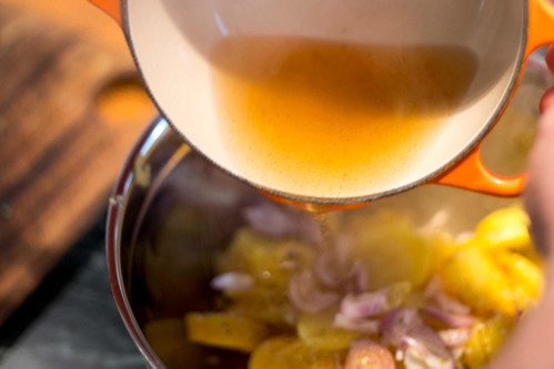 Rindsuppe in den Kartoffelsalat