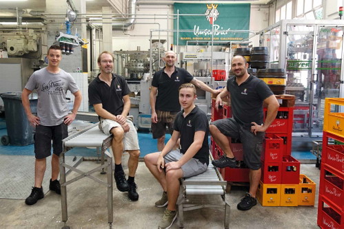 Das Team von der Brauerei Unser Bier braut mitunter mit Braugerste aus der Region. Dies ermöglicht das Projekt Juramalz, das den Anbau lokaler Braugerste fördert.