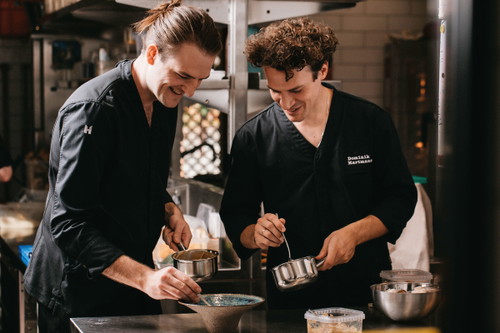 Dominik Hartmann (r.) setzt im Restaurant «Magdalena» auf ein komplett vegetarisches Menü.