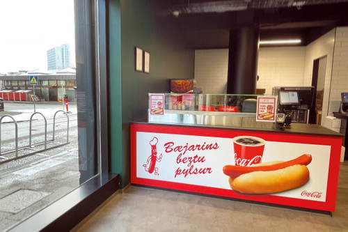 Schon Bill Clinton hat sich in Reykjavík eines der »besten Würstchen der Stadt« gegönnt. Seitdem heißt ein Hotdog mit Senf dort »Clinton«.
