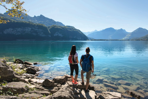 Den Walensee umgeben hohe Gipfel fast fjordartig liegt er in der Landschaft.