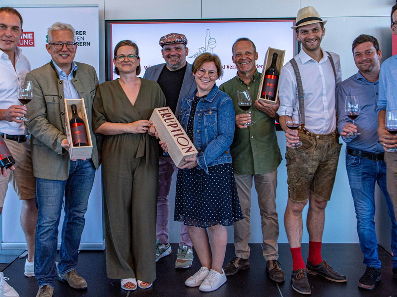Die Eruption Winzer&nbsp;präsentierten gemeinsam mit Thomas Spann (Kleine Zeitung), Heidi Fuchs (SOS Kinderdorf) und Claudia Fröhlich (Steirer helfen Steirern) im Styria-Tower in Graz ihren »Cuvée Zusammenhalt«.