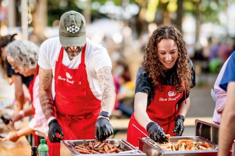 Rüebli vom Grill? Das Food-Save-Bankett 2021 war ein voller Erfolg. Im Rahmen von Food Zurich 2022 kochen am 16.&nbsp;September auf dem Bürkliplatz wiederum Zürcher Köche mit geretteten Lebensmitteln auf.
