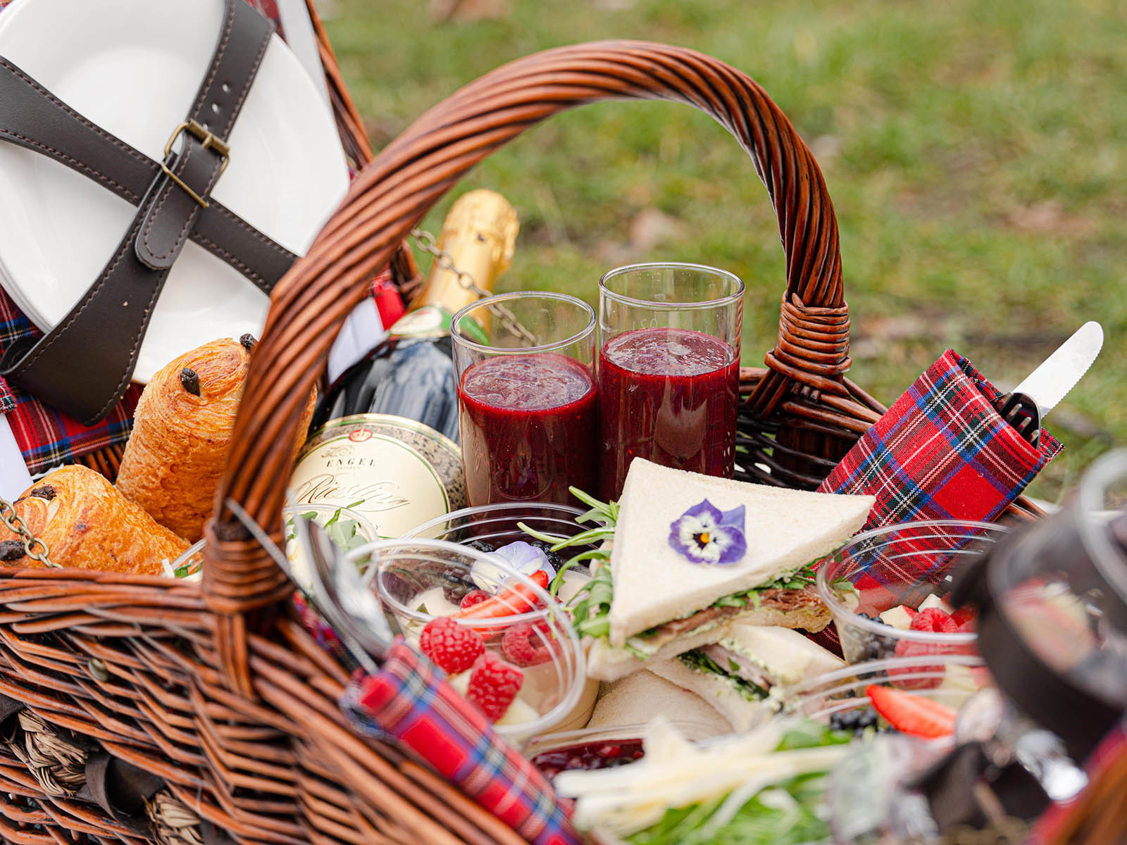 Die&nbsp;»Ganymed Brasserie« in Berlin bietet Picknickkörbe mit französischen Spezialitäten zum Mitnehmen an.