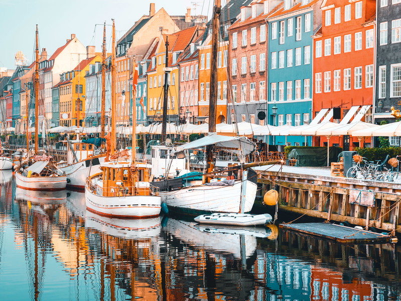 Frühmorgens zeigt Kopenhagen noch seine beschauliche Seite. Sobald das Leben erwacht, wartet die Stadt mit einer anziehenden Mischung aus kontinentalem Flair und nordischer Coolness auf.