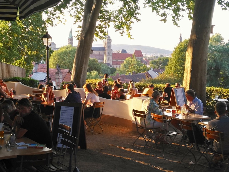 Vom Spezial-Keller genießt man den abendlichen Blick auf Dom und Stadt