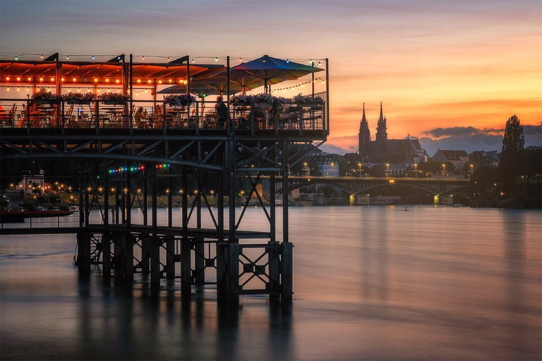 Das «Le Rhin Bleu» liegt direkt über dem Rhein.