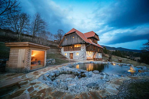 Und auch die Aussenansicht des »Chalets« zieht in den Bann.