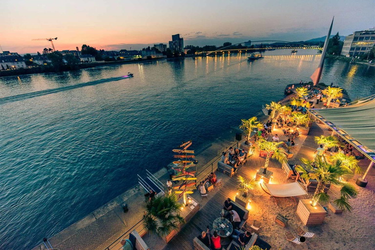 Die «Sandoase» liegt direkt am Rhein – inklusive Sandstrand im Sommer.