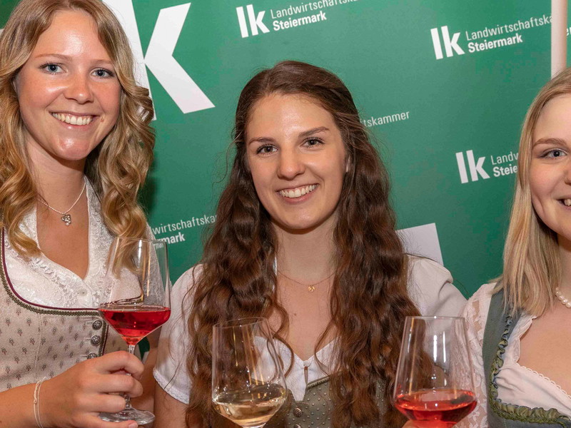 Von rechts: Weinkönigin Sophie Friedrich mit den Prinzessinnen Marlene Prugmaier und Katrin Strohmaier