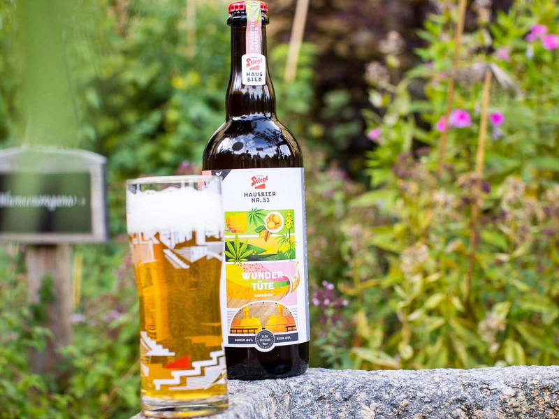 Das Stiegl-Hausbier »Wundertüte« wird aus heimischen Bio-Hanfblättern gebraut.