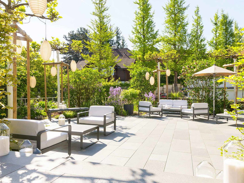 Auf der Gartenterrasse des Basler «Stucki» geniesst man Köstlickeiten aus Tanja Grandits Küche.
