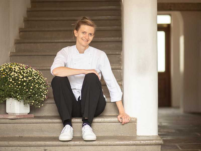 Top chef Theresia Palmetzhofer is also actively involved in training young talent, in order to promote the future of gastronomy.