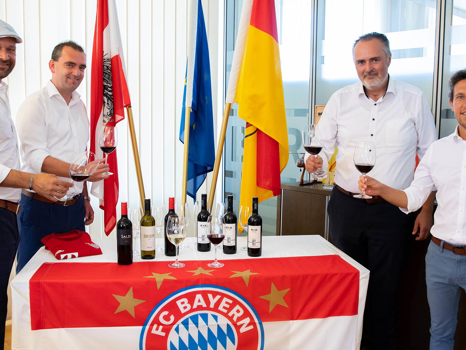 Markus Kirnbauer, Weintourismus-Obmann Herbert Oschep, LH Hans Peter Doskozil und Christoph Salzl stoßen auf die neue Kooperation an.&nbsp;