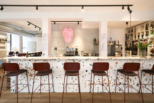 Die Weinbar «Sauvage» in Biel ist ein Hotspot für Naturweine. Neben interessanten Etiketten aus der Region gibt es hier auch modernes Barfood.