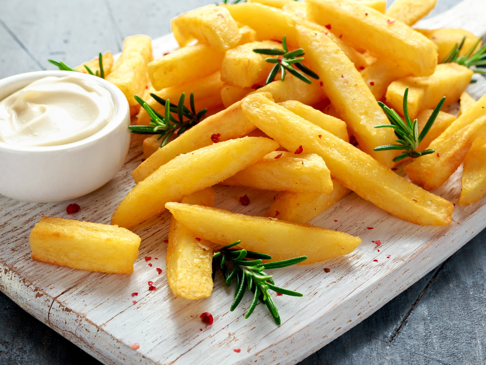 Salty snacks such as chips are among the worse foods to consume before flying.&nbsp;