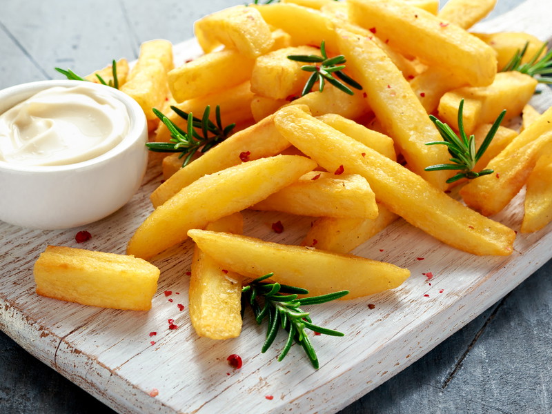 Salty snacks such as chips are among the worse foods to consume before flying.&nbsp;