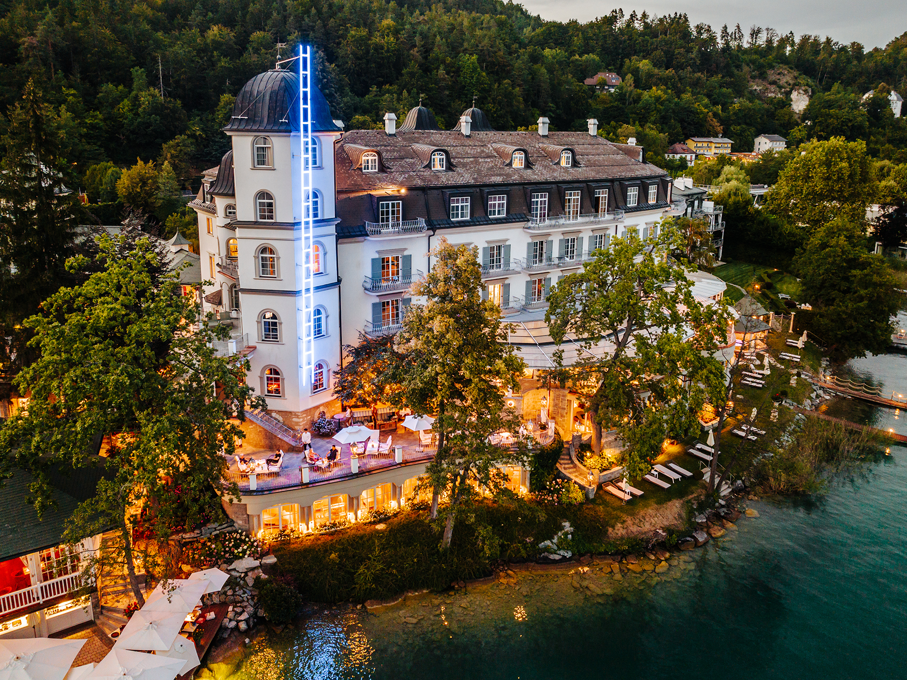»Schloss Seefels«: Außen erstrahlt die Himmelsleiter und auch im Inneren steht alles im Zeichen der Kunst.
