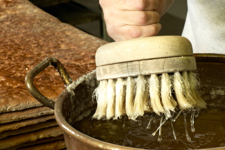 Auch heute noch&nbsp;wird in den&nbsp; Basler Manufakturen und Bäckereien das&nbsp;Läckerli von Hand&nbsp; hergestellt.
