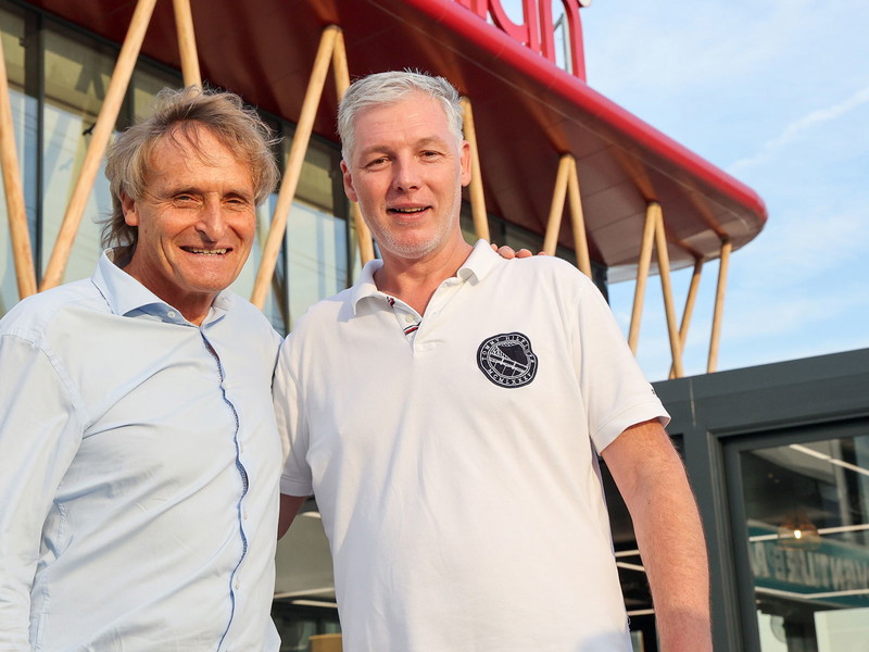 Markeninhaber&nbsp;Reinhold Schärf (links)&nbsp;und Parndorf-Betreiber&nbsp;Norbert Pillinger (rechts) vor dem neusten Lokal der Kette.