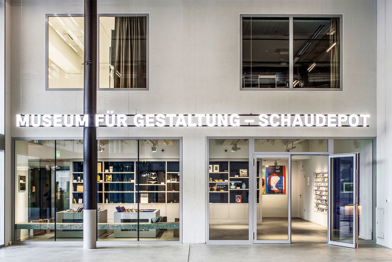 In den Archiven im Toni-Areal sind alle vier Sammlungen des Museum für Gestaltung – Design, Grafik, Kunstgewerbe und Plakat – unter einem Dach&nbsp;vereint. Rund 500.000 Objekte sind es gesamthaft.