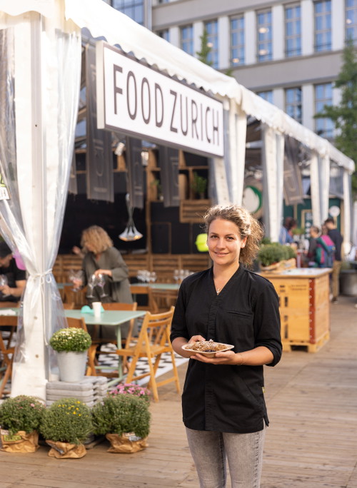 Sie servierte an dem Falstaff Pop-Up eine süße Kreation aus Riebel und Holunderbeeren