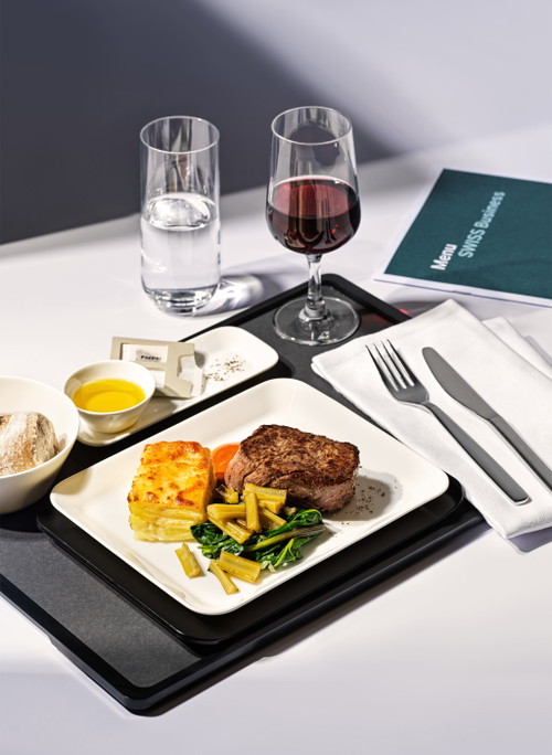 Rindsfilet mit Stroganoff-Sauce Kartoffelgratin und geschmorter Mangold