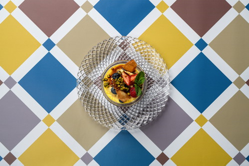 Firas Safrancrème mit Pistazien und Beeren