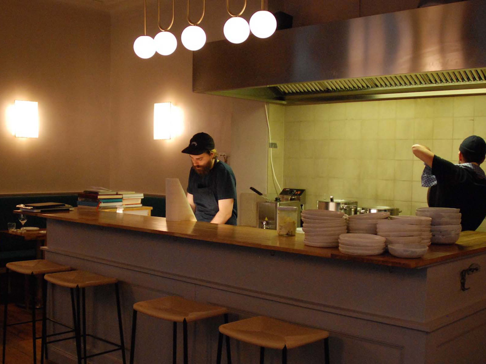 Jonas Hinsenhofen und Yalin Özer kochen überwiegend regional&nbsp;im Berliner »EZSRA«.