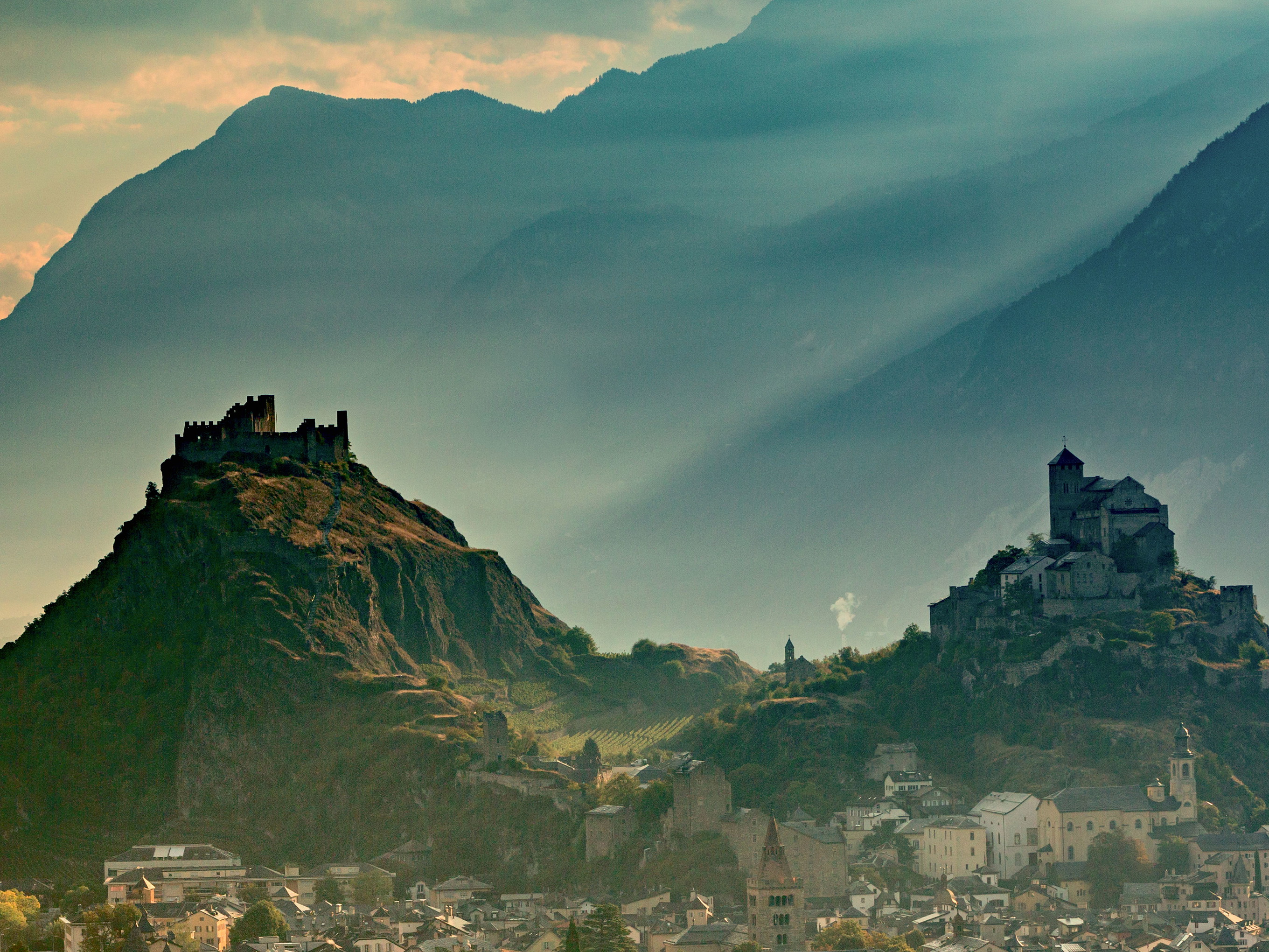 Atemberaubendes Panorama: Schloss Tourbillon und Schloss Valère hoch über Sion.