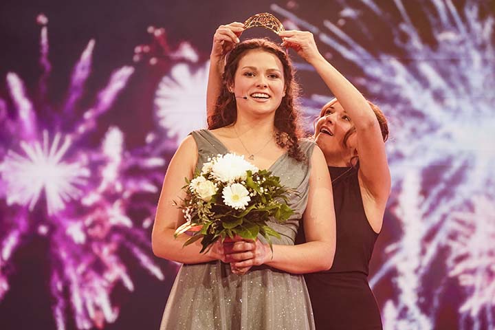 Katrin Lang bei ihrer Krönung durch die 73. Deutsche Weinkönigin Sinda Erdrich.
