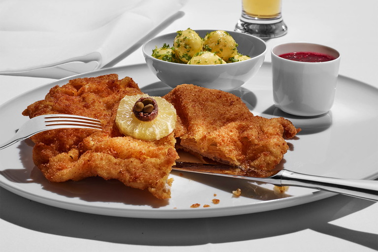 Das Wiener Schnitzel der Zürcher Brasserie «Baur's».