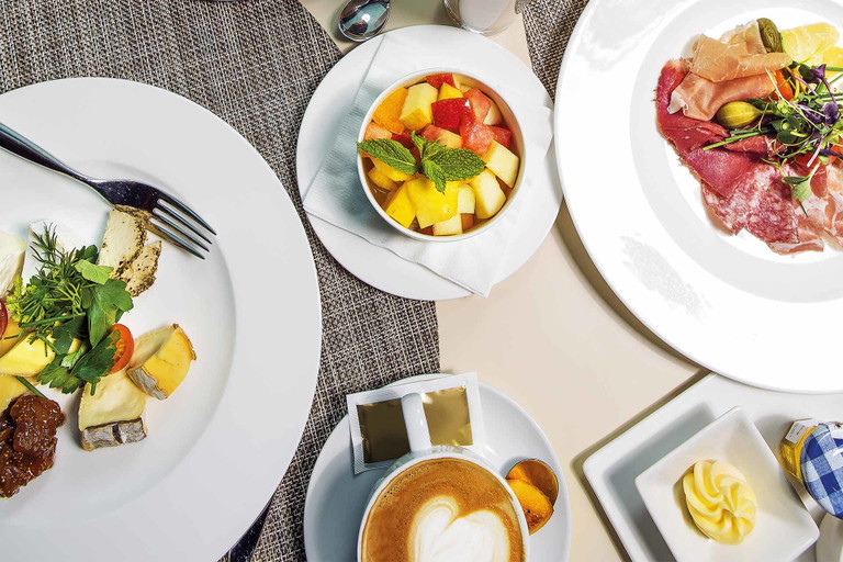 Auf dem Brunch-Buffet finden Sie Köstlichkeiten wie verschiedene Käse, Charcuterie und frische Früchte.&nbsp;