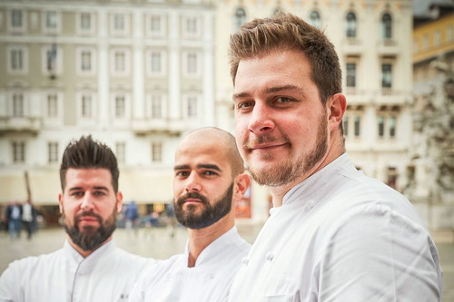 Gourmettempel. In Harry‘s Piccolo Ristorante verbindet sich Genuss mit Exzellenz. Man blickt auf die Piazza Unità und genießt. Die »Chefs« Matteo Metullio, Paolo Buffa, Davide De Pra.

