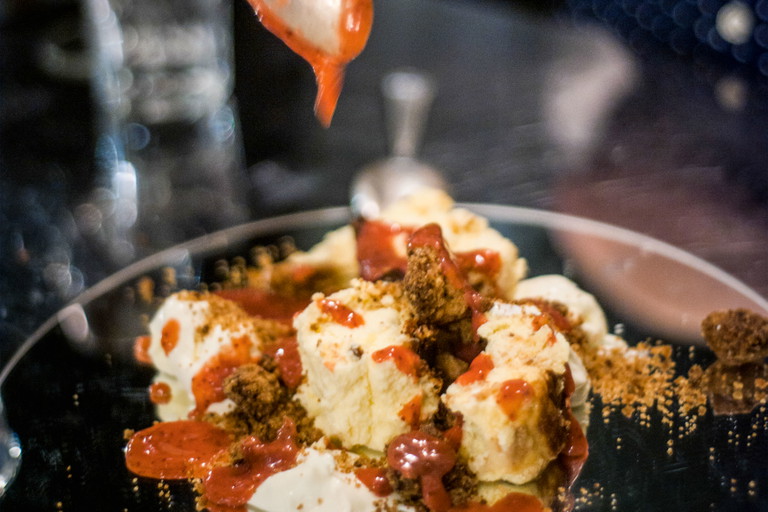 Ganz klassisch: Das&nbsp;Dessert wird vom Wagen&nbsp;direkt am Tisch serviert.&nbsp;Ein Schnäpschen dazu darf natürlich auch nicht fehlen.