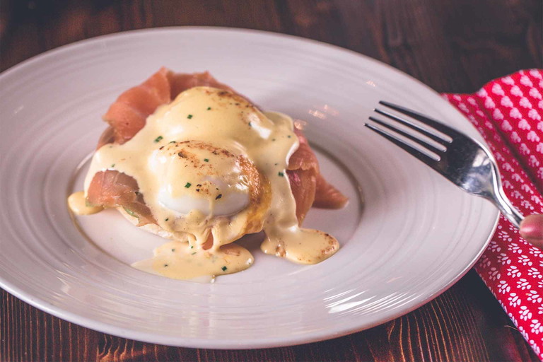 Eggs Benedict mit geräuchertem Lachs und Avocado