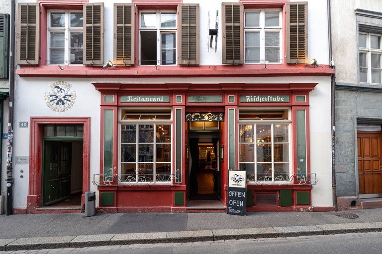 Viele Restaurantnamen in Basel zeugen von der einst florierenden Fischerei. So auch die «Fischerstube», die Heimat des Ueli-Biers, das es seit Kurzem als «Laggs Spezial» gibt.