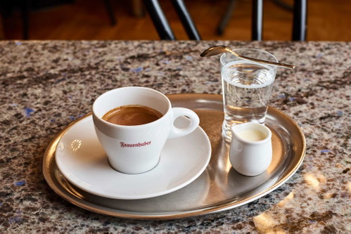 Kaffeespezialität: Großer Brauner.