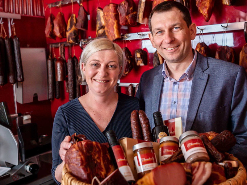 Würste, Speck, Geselchtes und Kürbiskernöl bringen Angelika &amp; Martin Spirk von Thamhesls Hofladen mit.