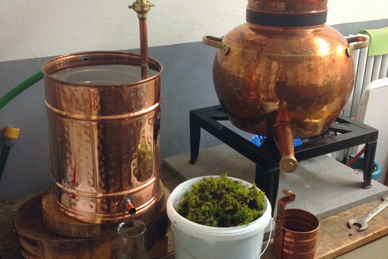 Das alkoholfreie Destillat «Wald &amp;&nbsp; Rauch» sorgt für Furore weit über Basel hinaus: Obwohl alkoholfrei, zeigt es besonders intensive Aromen.