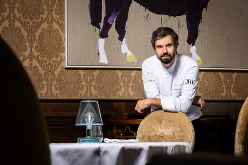 Küchenchef Thomas Gruber kocht für die Gäste des Gourmetwochenendes.