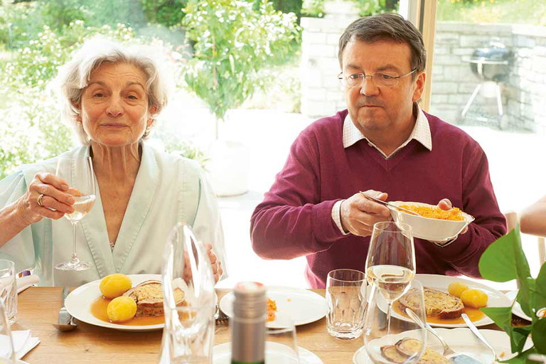 Hedi Klinger und Sohn Willi mit ihrem Markenzeichen: Österreichische Küche.