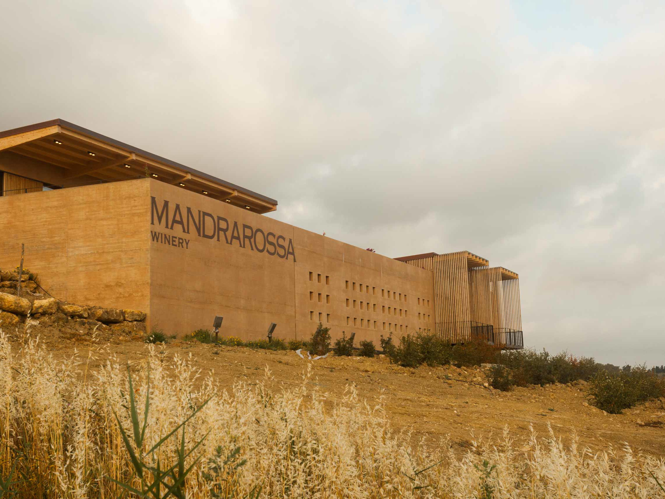 Das Gebäude der Winzergenossenschaft »Mandrarossa« in Sizilien