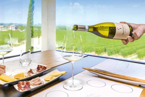The local Lugana wine can be tasted in the wine bar of the producer, Cantina Montonale.